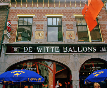 840520 Afbeelding van het tekstplateau 'De Witte Ballons', met daarboven twee in de gevel gemetselde beschilderde ...
